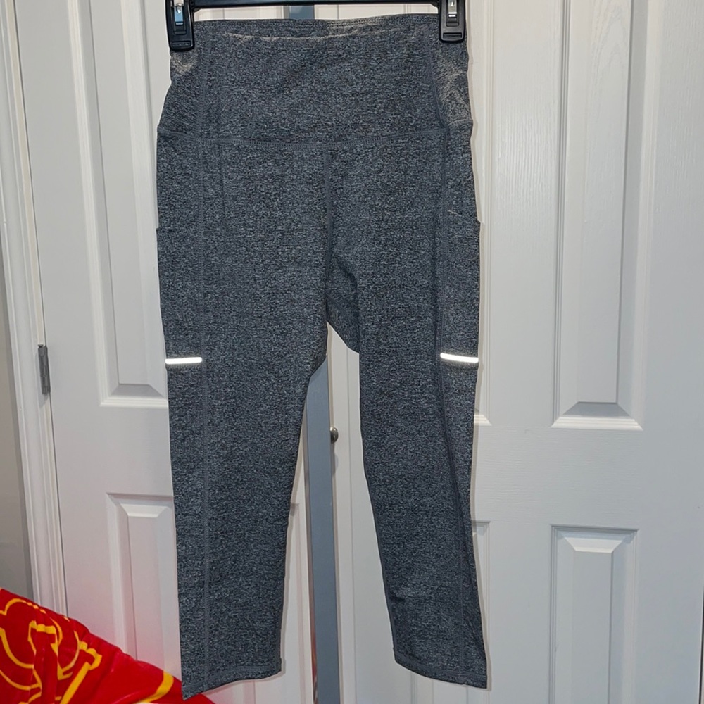 Woman's NWT Olacia cropped leggings, size small